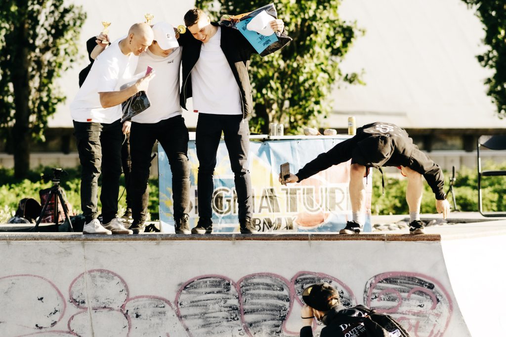 Vuoden 2023 SM-kisat voittanut kärkikolmikko iloisin mielin palkintojenjakotilaisuudessa